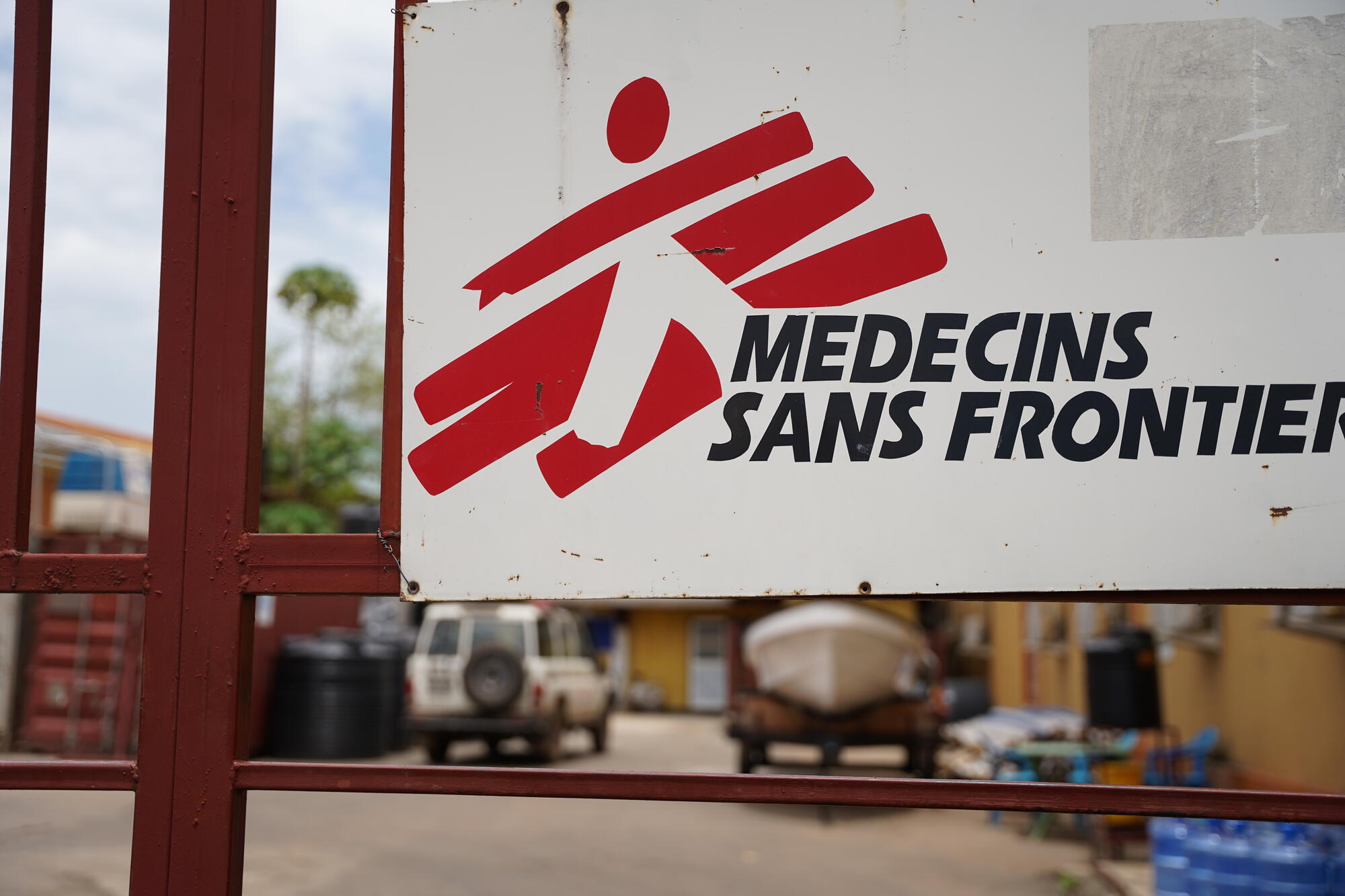 Widok na magazyn Lekarzy bez Granic w Dżubie. Sudan Południowy, 2022