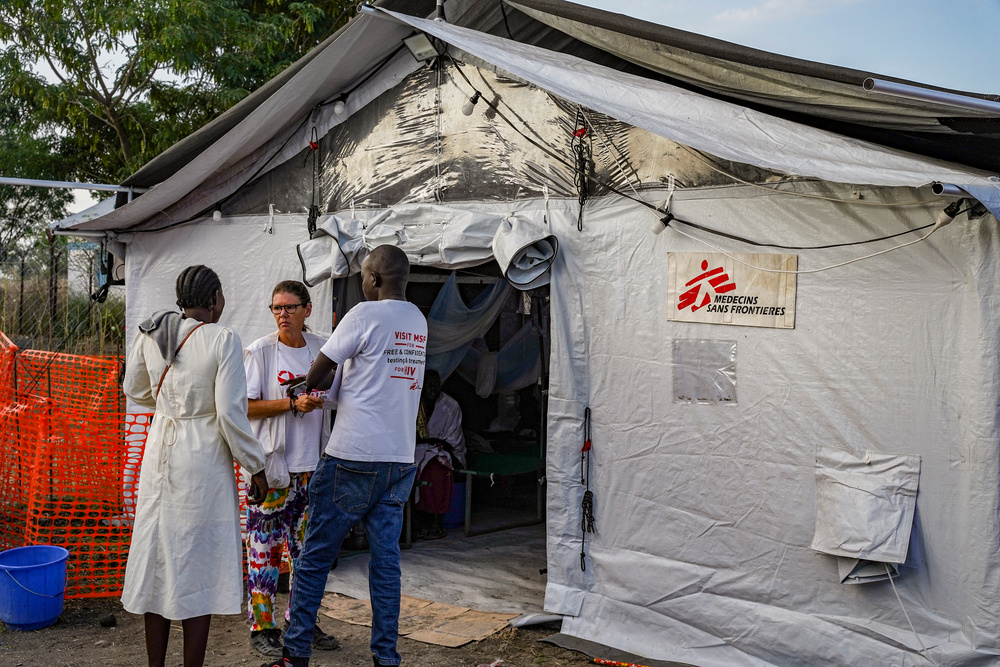 Personel Lekarzy bez Granic rozmawia z bliską osobą pacjenta i tłumaczy jego stan zdrowia. Sudan Południowy, 2024