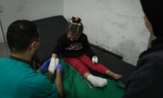 Pielęgniarz Lekarzy bez Granic zakłada opatrunek 4-letniej Sham w naszej przychodni w mieście Gaza. Sham doznała oparzeń, gdy jej dom został zbombardowany. Strefa Gazy, 2024