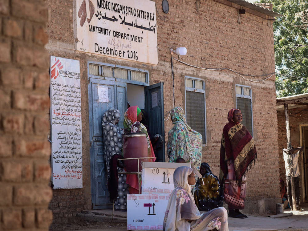 Kobiety czekają przed oddziałem położniczym wspieranym przez Lekarzy bez Granic na bezpłatną konsultację medyczną. Sudan, 2025.