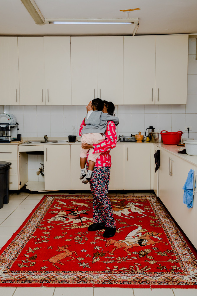 W wieku 19 lat Tigist* przybyła do Libanu z Etiopii. Około pięciu lat temu poślubiła mężczyznę z Sudanu, który po narodzinach jej 2-letniego syna wyrzucił ich z domu. Liban, 2025