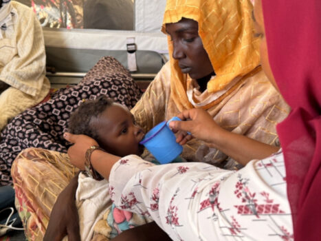 Pielęgniarka podaje dziecku wodę w placówce medycznej Lekarzy bez Granic w Tawili, w Darfurze Północnym. Sudan, 2025. Zdjęcie: MSF