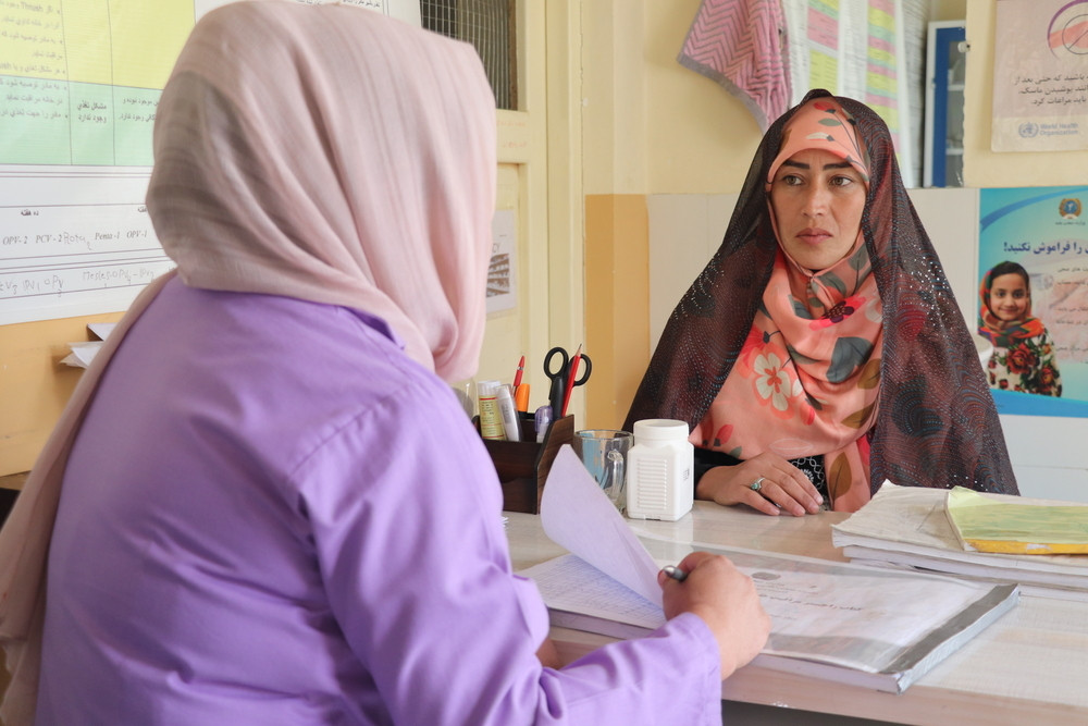 Roqia Hussaini ma 35 lat i jest zastępczynią szefa rady zdrowotnej we wspieranej przez Lekarzy bez Granic placówki w Band e-Amir. Przyszła na konsultację, ponieważ jest w drugim miesiącu ciąży. Afganistan, 2025