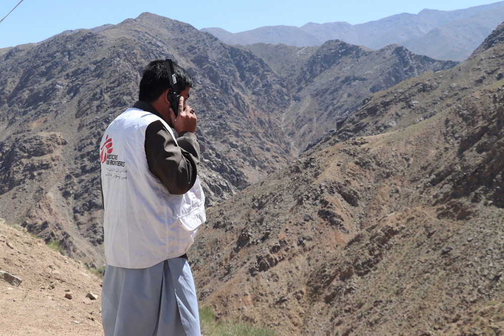 Pracownik Lekarzy bez Granic dzwoni przez telefon satelitarny. Afganistan, 2025