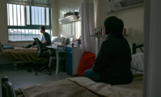 Iyad patrzy przez okno w szpitalu Lekarzy bez Granic w Ammanie. Został ciężko ranny w wyniku postrzelenia przez siły izraelskie w tył uda, gdy szukał z przyjaciółmi jedzenia w Gazie. Jordania, 2025