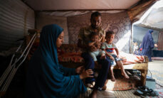 Czteroosobowa rodzina została przesiedlona z Rafah do namiotu w Chan Junus. Mężczyzna stracił nogę, usiłując zdobyć pomoc humanitarną. Strefa Gazy, 2025