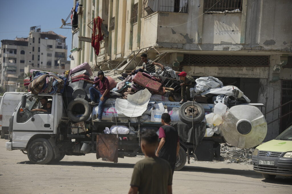 Palestyńskie rodziny zabierają to, co im pozostało, opuszczając miasto Gaza. Kierują się na południe. Strefa Gazy, 2025